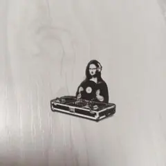 DJ モナリザ ピンバッジ モノクロ