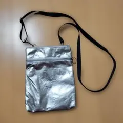 POCKET+PLUS シルバーショルダーバッグ