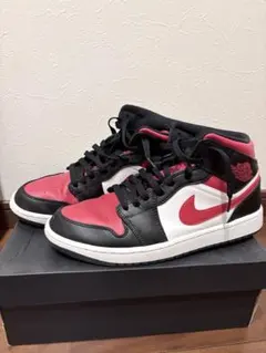 Nike Air Jordan 1 MIDブラック/レッド/ホワイト