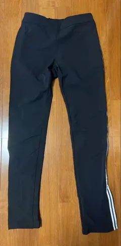 黒 スキニーパンツ