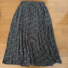 ブージュルード黒と白の花柄フレアスカート