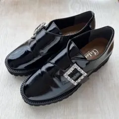 【ダイアナ】ビジュー付きブラックローファー