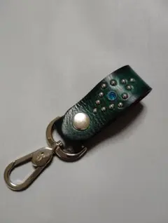 ソ*ツ様 緑色レザーキーホルダー スタッズ付き
