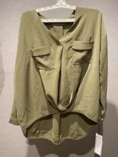 カーキ