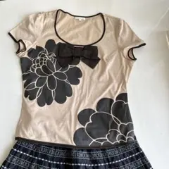TO BE CHIC 半袖カットソー リボン 花柄　バイカラーのサムネイル