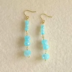 【サービス品】♥️ミルキーライトブルーのガラスビーズ♪ゆらゆらピアス