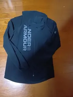 UNDER ARMOUR フード付きアウター 　ブラック　値下げ対応可能