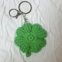 〔ハンドメイド〕クローバー　みどり　キーホルダー　チャーム