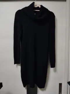 黒いタートルネックロングニットワンピース