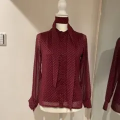 【CECIL McBEE Fabulous】赤ブラウス　白ドット柄　レトロ