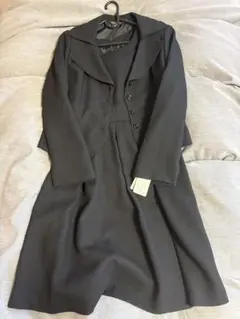 黒のジャケットとスカートのセット