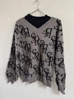 【秋冬限定】　ロゴ総柄　Vネックニットセーター　重ね着風デザイン　Lサイズ