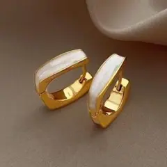 シェル フープピアス 貝殻 ホワイト ゴールド キャッチレスのサムネイル