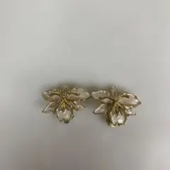フラワーモチーフ イヤリング ゴールドカラー