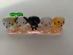 新品　硝子製品　犬五匹が仲良く並んで居ます　下の硝子にくっ付いて居ます