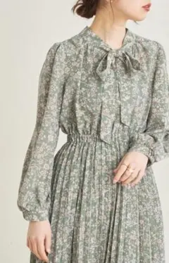 グリーンフラワープリント ボウタイロングプリーツワンピース FREEサイズ