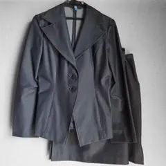 チャコールグレー　レディーススーツ　卒業式・入学式・セミフォーマル