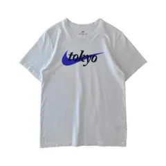 NIKE　デザインTシャツ　TOKYOデザイン　スウォッシュロゴ　ワンポイント