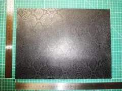 新品 合皮 ヘビ パイソンA ブラック 34㎝×25㎝ はぎれ レザー