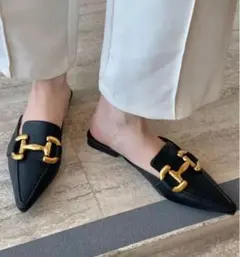 黒レザーゴールドバックルミュール