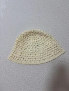 クリーム色の編み物バケットハット