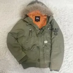 【美品】Stussy ミリタリージャケット　フード付　カーキ　ロゴ　ファーのサムネイル