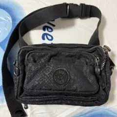 Kipling ブラック ボディバッグ 蛇柄