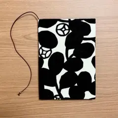 《 四六判》ブックカバー ハンドメイド 北欧 フラワー モノトーン