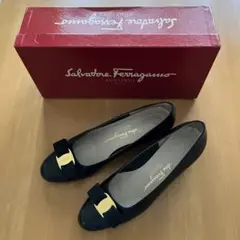 Salvatore Ferragamo ヴァラ　ブラックパンプス 7 1/2B