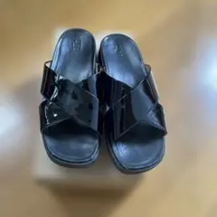 UGG ブラック クロスストラップ サンダル