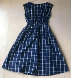 ネイビーとホワイトのチェック柄ノースリーブワンピース