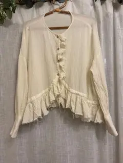 フリル付きアイボリー長袖カーディガン