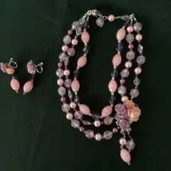 ピンク紫フラワーモチーフ3連ネックレス　とイヤリングのセット
