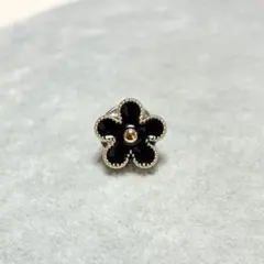 ブラックフラワーミニピンブローチ小さい花ピンズ黒ピンバッジ ゴールドカラー