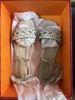 ホワイト編み込みデザインフラットサンダル