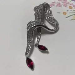 リボン型ブローチ クリスタル 赤いストーン