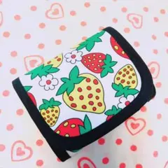 いちご柄ミニ財布　ハンドメイドポーチ　二つ折り財布