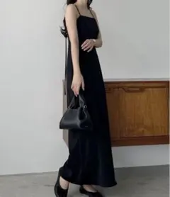 バックストラップデザインサテンキャミワンピース　ブラック