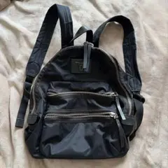 ジッパー付きポケット2つの黒リュック　A4入ります。