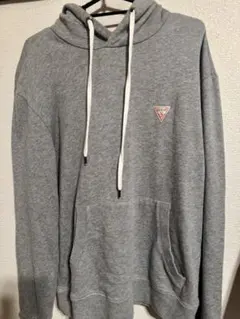 GUESS グレー トライアングルロゴ パーカー