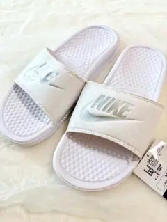NIKEナイキベナッシサンダルホワイト×シルバー新品未使用のサムネイル