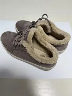 ファー付きピンクベージュのスエードスニーカー