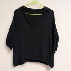 襟付き、黒Vネック　ブラウス