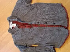 グレーの長袖シャツ 赤チェック裏地