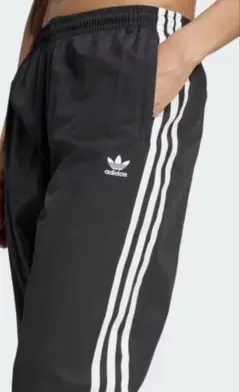 adidas ブラック トラックパンツ