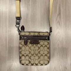 【美品】COACH シグネチャー フライトバッグ 縦型ショルダーカーキ×ブラウン