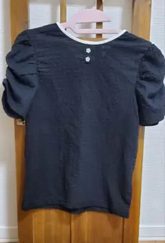 黒いパフスリーブトップス