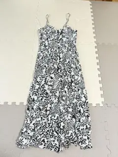 モノトーン ボタニカル柄 キャミワンピースのサムネイル