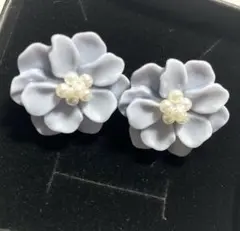 花のイヤリング 未使用品 薄水色[即購入歓迎][未使用品][値下げ可能]