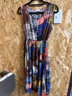 ノースリーブひざ丈ワンピース